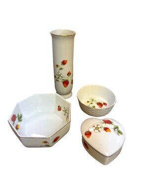 Gold Gilt Lined Porcelain Strawberry Trinket Dishes Vase Set Japan Cottage